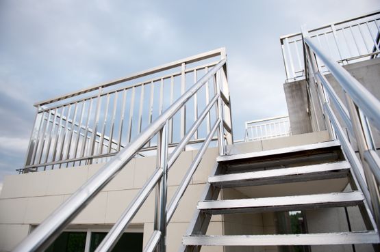  Treppe und Treppengeländer aus Stahl oder Metall vom Metallbauer MKN Torservice Bremen 