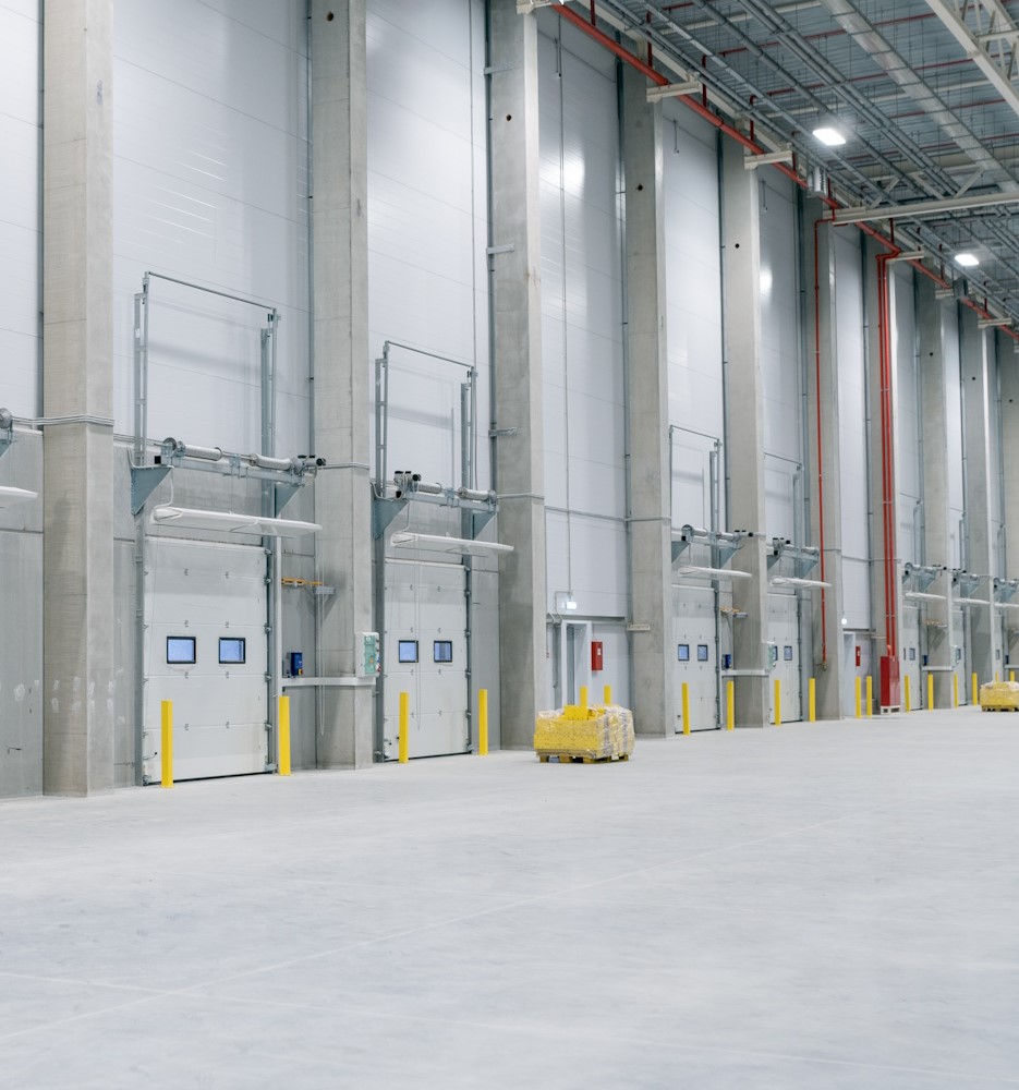 Lagerhalle mit mehreren Industrietoren zur Prüfung nach ASR A 1.7