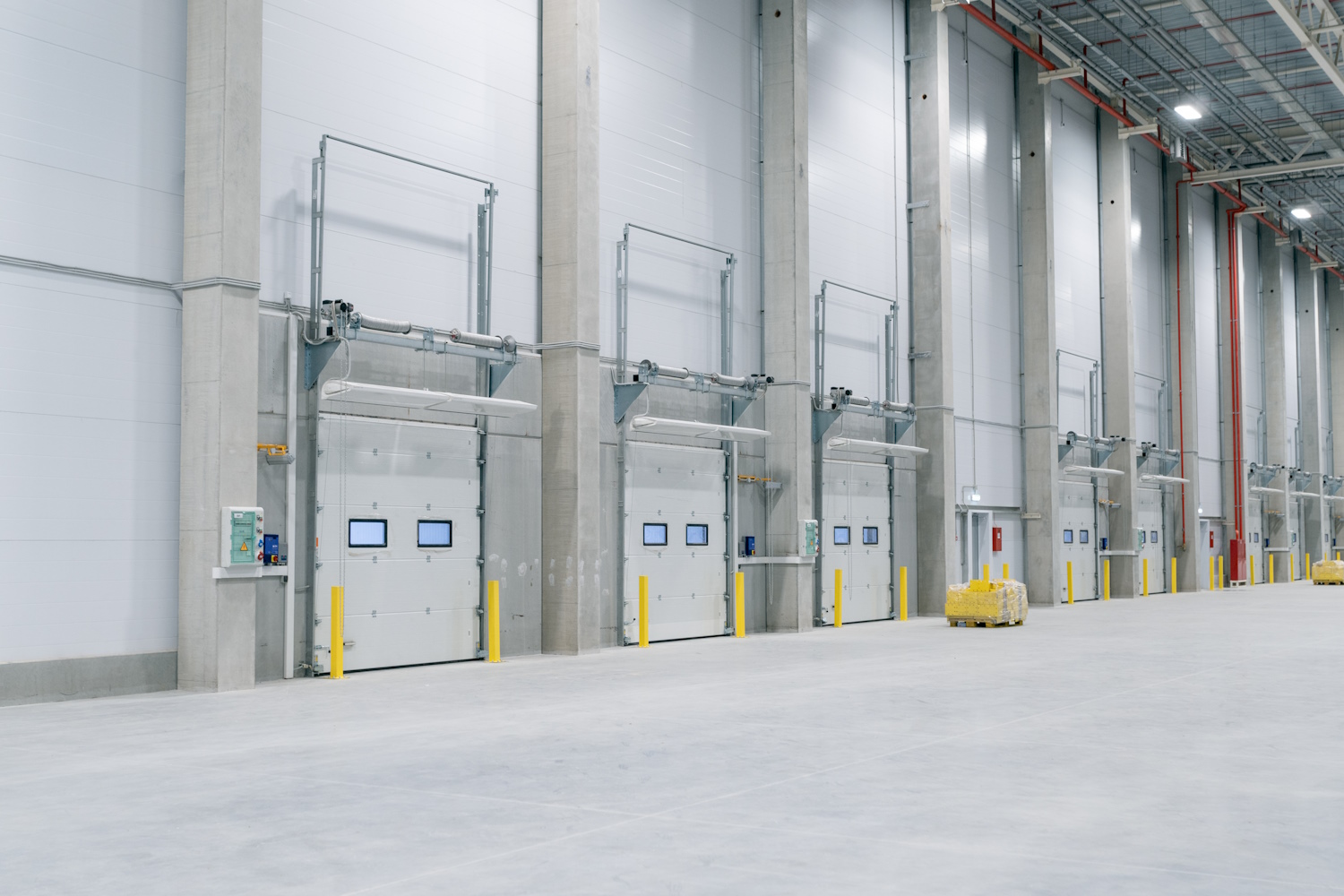 Lagerhalle mit mehreren Industrietoren zur Prüfung nach ASR A 1.7